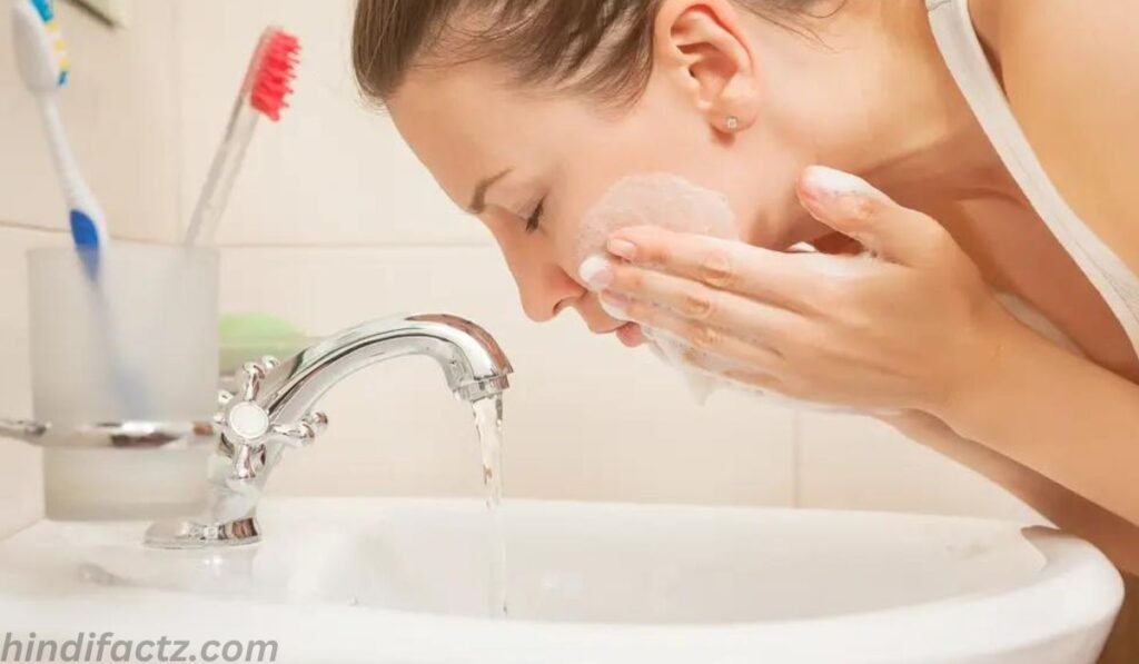 चेहरे को धोने और फेसवॉश का सही तरीका: उनके फायदे और उपयोग का तरीका